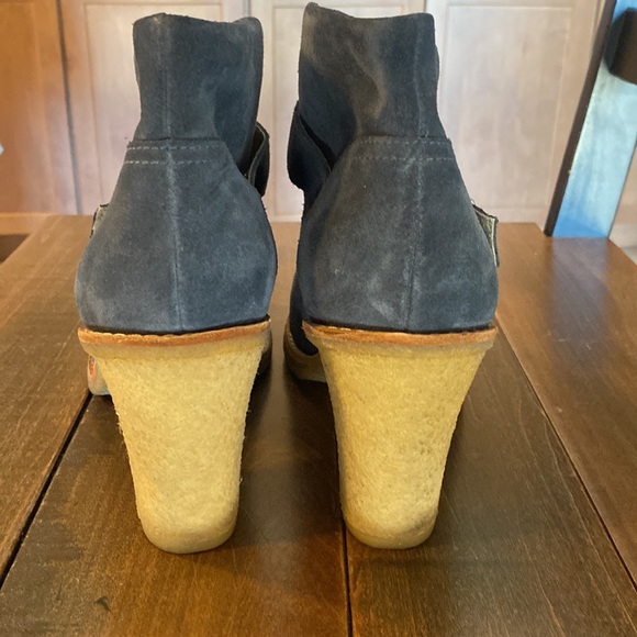 Ugg Brienne boots...rare blue color! - Picture 4 of 6